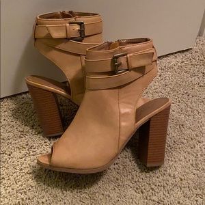 Size 7 tan open toe heel